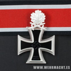 Cruz de Caballero de la Cruz de Hierro con hojas de roble y espadas